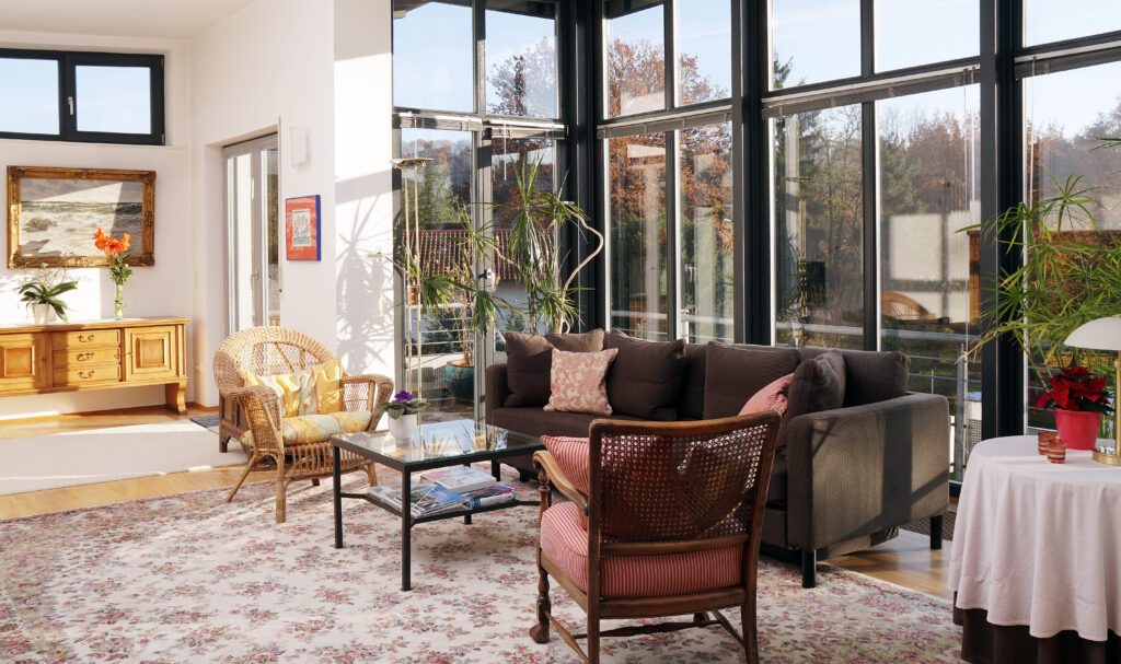 Wohnzimmer mit Panoramablick - Ferienwohnung an der Lahn
