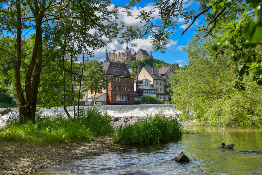 Wehr in Marburg und Schlossblick von der Lahn